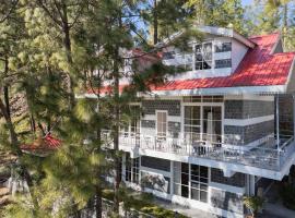 StayVista at Crescent Peak with Bonfire & Gazebo, hotel i Solan