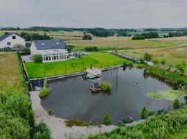 Willa Pałęczyno Pondside Retreat by BookingHost, hotel in Połęczyno
