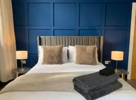 The Warldorf, King Size and Twin Apartment by The Hive WA1