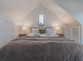 Cute & Stylish Loft- Affordable City Stay