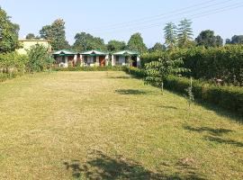 Entire Farm house in Jim Corbett with staff and cook, Hotel in Rāmnagar