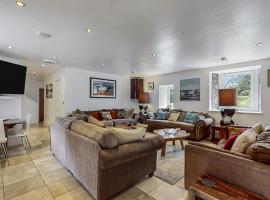 Finest Retreats - Old Barn at Ormidale House, ξενοδοχείο σε Clachan of Glendaruel