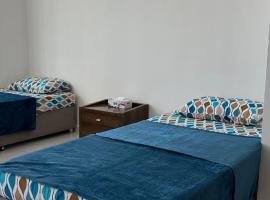 Single bed space - Al Majaz 2，Jazīrat al Ḩibāb的青年旅館