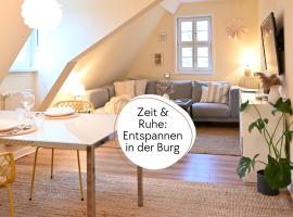 TÜRMERSTUBE - Apartment in der Hinterburg Schlitz - direkt an der "Größten Kerze der Welt" - mit Aufzug, Parkplatz, E-Ladestation & Garten - Hunde willkommen, hotel v destinaci Schlitz