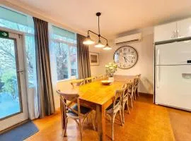 Aloha Bayside 7 bedroom holiday house sleeps 23 Spa Sauna and Garden Views