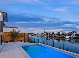 Waterfront Oasis Retreat in Hope Island