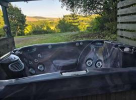 Hawick - House - Sleeps 9 - Hot Tub, hotel v destinaci Denholm