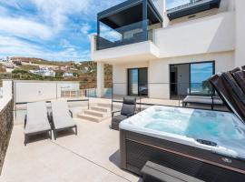 Viesnīca Luxury Villa with Private Pool and Hot Tub - access to gym, sauna & wellness centre Malagā