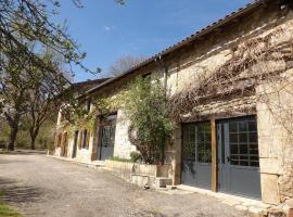 Spacieuse maison avec piscine partagée à Razès, hotel in Razès