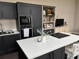 Patience Cottage, an old bothy cottage, hotel in Shenstone