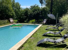 Maison de bourg Charras, 11 personnes, piscine, hotel in Charras