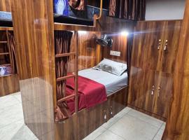 Nest Dormitory، فندق في كوتشي