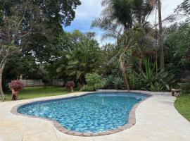 4-Bedroom Retreat with Lush Gardens Pool- 2346, hotel v destinaci Highlands