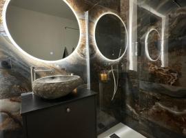 Magnifique appartement à 300m des plages à Port Frejus, hotel in Fréjus