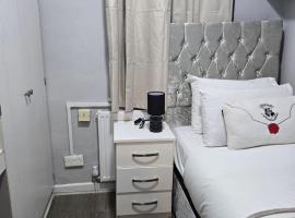 Heathrow roomzzzz BnB, hotel in Hayes