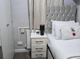 Heathrow roomzzzz BnB