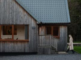 Kestrel Lodge 3 with Hot Tub, ξενοδοχείο σε Newton Stewart