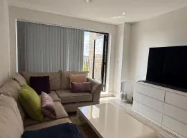 Stunning family friendly 2-bed flat in Chatham with free parking