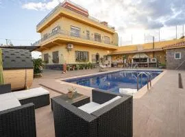Piscina climatizada jacuzzi sauna y gym privados para 15 con metro