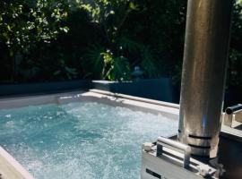 Green Oasis in Blouberg Hot Tub Kids Paradise, hotel in Cape Town