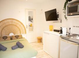 Charmant Studio avec parking Résidence Zénith、カーンのホテル