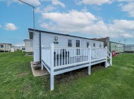 Beautiful 8 Berth Caravan With Decking At Naze Marine Holiday Park Ref 17344Br, hotel in Walton-on-the-Naze