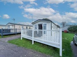 Lovely 8 Berth Caravan With Decking To Hire At Naze Marine In Essex Ref 17030Ga, отель в городе Уолтон-он-Наз