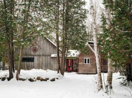 Chalet Vintage with Private SPA & Sauna on the Lakeside – hotel w mieście Labelle