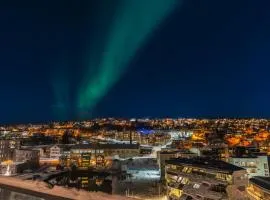Premium Penthouse in Tromsø - Northern lights, City, Sea & Mountain view - free parking in garage