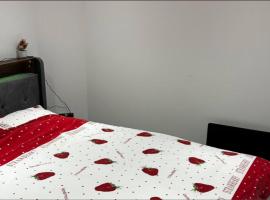 Cozy Private Room in Bedford, Perfect for Solo Travellers، فندق في إلستو