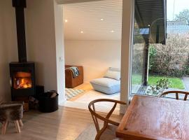 Stylish and peaceful seaside home near it all, ξενοδοχείο σε Dragør