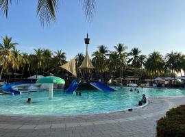 Game Room • Fire Pit • Pool • Resort Access, hotel i Los Cóbanos