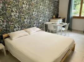 The Green Nest - pool & lake view