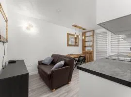 Bronowice Spacious Apartment by BookingHost