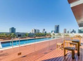 Epic CBD Apartment with Rooftop Pool Views and Gym!