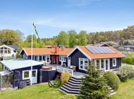 5 Bedroom Cozy Home In Onsala