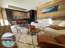 Appartement Haut de Gamme neuf avec terrasse de 60m2 plein sud avec Jacuzzi - 8 personnes - App 101, hotel in Saint-Sorlin-dʼArves