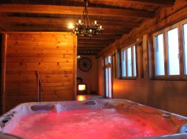 Villa Landidyll mit wunderschönem-seperatem Wellnessbereich, hotel in Joachimsthal