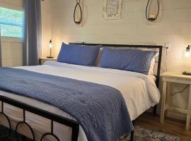 Cabin near Dogwood Canyon, Top of the Rock, Branson, Hotel in Green Forest