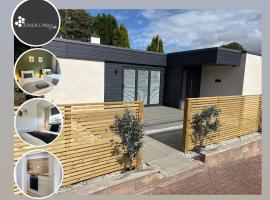 THE SCHOOL HOUSE, DUNDEE- 3 bed bungalow TV's in all rooms, 2 double rooms and one queen size where the bed can be split into 2 twin beds, 2 bathrooms, fully equipped kitchen, FREE off street parking, WiFi, long stay rates available with HONEYCOMB HOSTS, hotel in Broughty Ferry