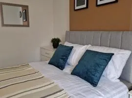 Modern Double Room in Shared House - Perfect for Work Stays