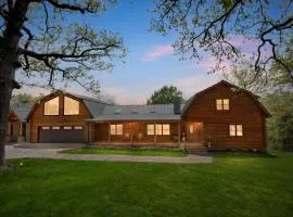 Sugar Rock Lodge Log Cabin on Tablerock Lake