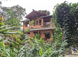 Casa Mandarina-Lush riverside cloud forest home- walk to town, hotel i Mindo