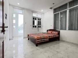 59 Nguyễn Hiền Phòng ban công có một giường