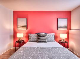 Free Parking! Family & Travel Comforts! Montreal & Downtown Adventures!, hotel en Montreal