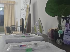 شقة جميلة مطلة على الشاطيLuxury MUSCAT Apartment with Sea View, hotel in Ḩayl Āl ‘Umayr