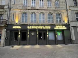 Hôtel Le Riche'Lieu، فندق في لوكون