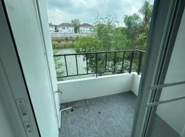 Comfy Hotels Self Check in and Share Bathroom คอมฟี่ โฮเทล เช็คอินด้วยตนเอง และ ห้องน้ำรวม ซอยกิ่งแก้ว 31ก, hotel in Samutprakarn