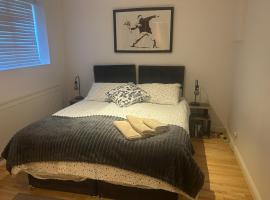 Cozy 1 Bedroom Basement Flat, hotel in London