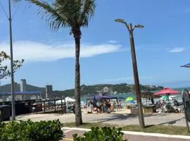 Apto climatizado amplo pé na areia - Itapema 180m da Praia